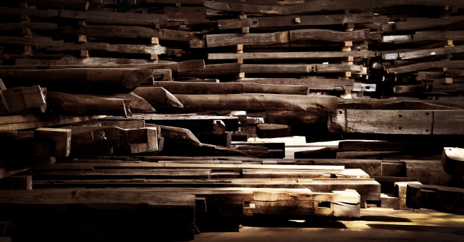 山翠舎大町倉庫にて大切に管理されている古木の数は5000本以上