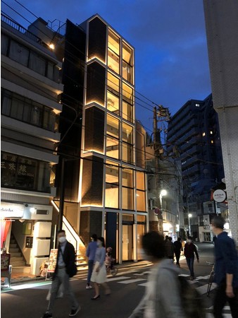 裏渋谷通りでも目立つ存在。夜まで人通りの多いエリアです