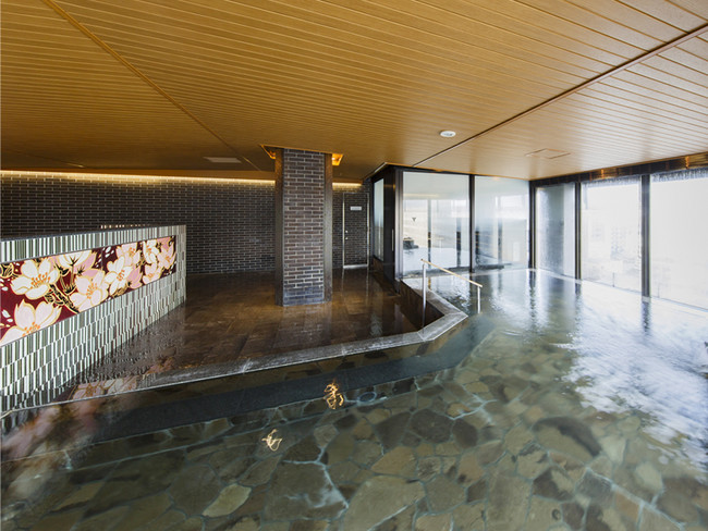 京都駅から徒歩約5分で、本格的な温泉体験が叶うハトヤ瑞鳳閣（写真は8F大浴場「東山の湯」）