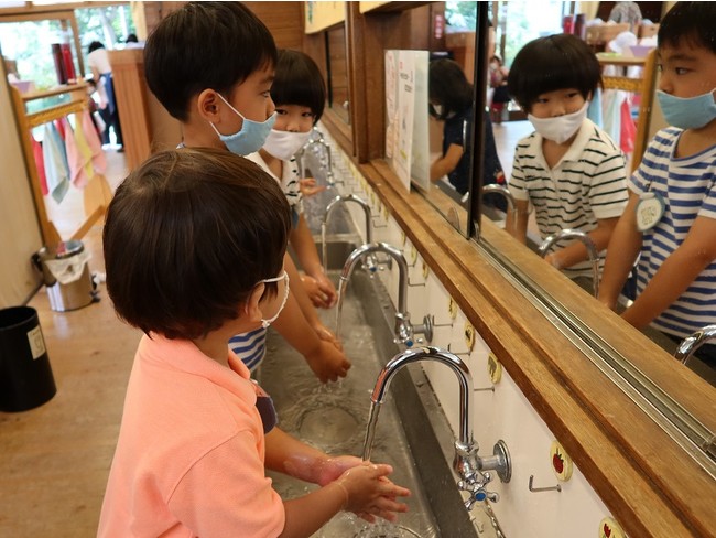 ていねいに手洗いをする幼児生活団幼稚園の子どもたち。