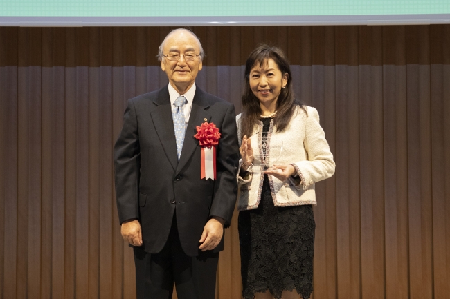 日本商工会議所会頭賞はダイヤ精機株式会社が受賞し、三村日本商工会議所会頭から贈呈。