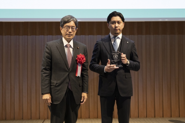 総務大臣賞は株式会社atsumelが受賞し、寺田総務副大臣から贈呈。