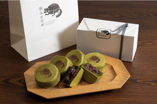 抹茶を練りこんだ自家製生地に6種類の餡をたっぷり入れております。 抹茶を練りこんだ自家製生地に6種類の餡をたっぷり入れております。