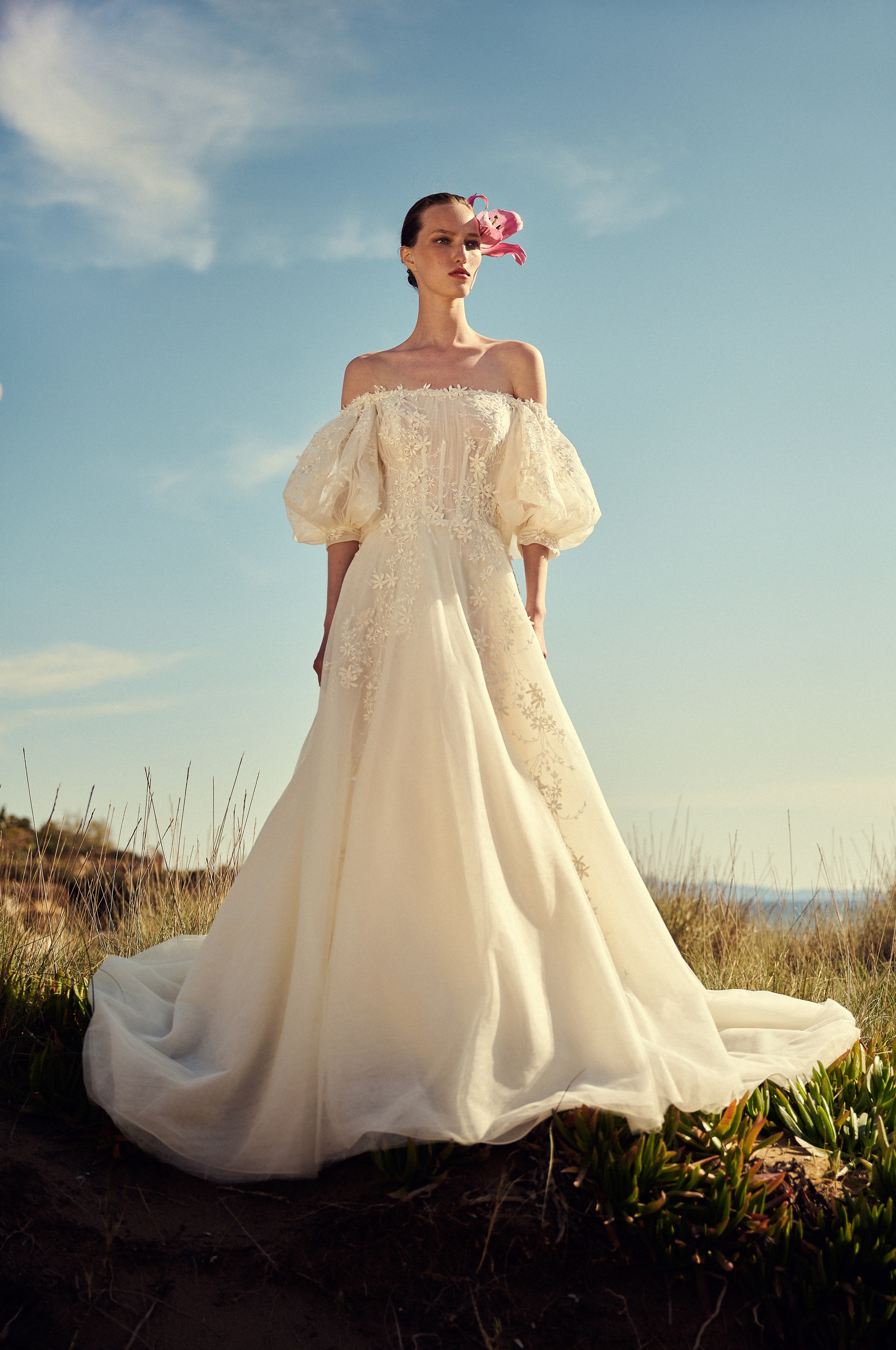 ベスト アニバーサリー ギリシャ発 コスタレロス 22年春夏 フェミニンとフラワーモチーフを纏う個性派揃いの新作ドレスが10月に到着 株式会社ベスト アニバーサリーのプレスリリース