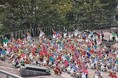 秋空の屋上に、園児191人の笑顔が弾けた。ふじようちえんで運動あそび「ボンボンかわいいエクササイズ」を開催