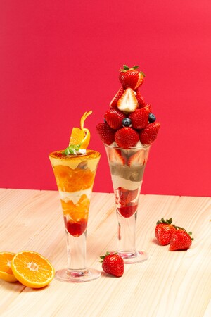 (左)『紅まどんなのブリュレパフェ』、(右)『THE TOWER あまおうショコラ』