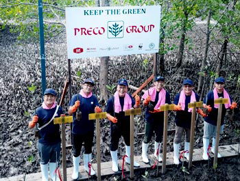 「プレコの森」で植樹を行う 当社代表 (写真左から３番目)