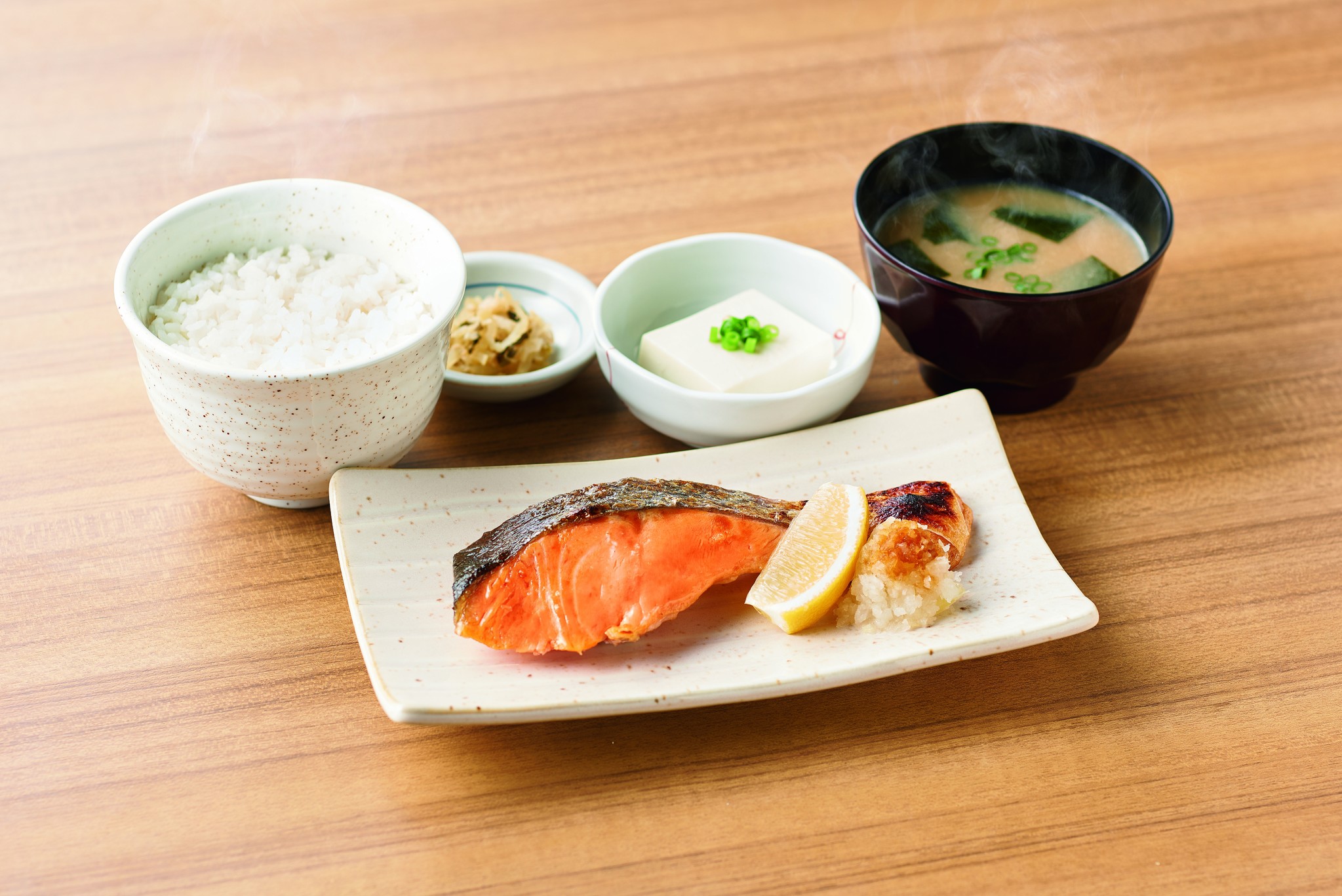やよい軒 から新たな魚定食 銀鮭の塩焼定食 790円 税込 4月21日 火 より新発売 魚メニューが６商品に 株式会社プレナスのプレスリリース