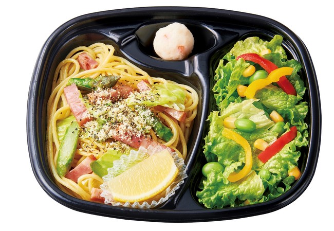 【新商品】 春野菜とベーコンの塩レモンチーズパスタ （サラダセット） 590円