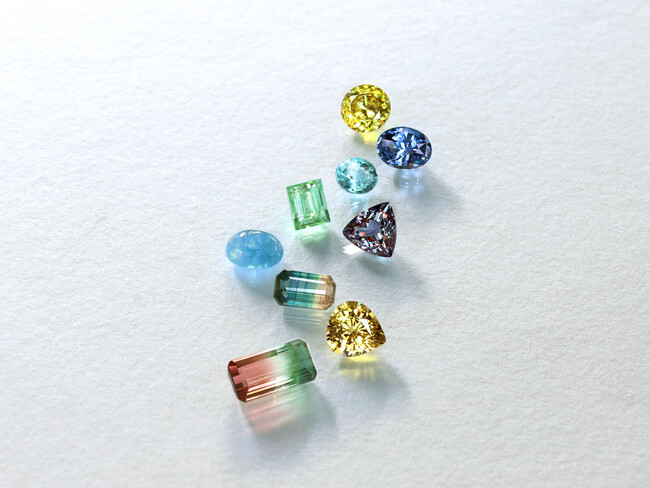 日本を含む世界20カ国以上の宝石を買い付け。輝きと色合いが一つずつ異なる一点モノを数多く扱い、発色の美しさと透明感を兼ね備えた高品質な石を、世界各国の産地から厳選。なかには入手困難な希少石も。
