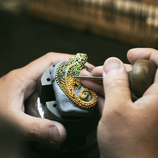 美しいグラデーション、精巧な作りのブローチ。 “宝石の街”山梨・甲府の工房で熟練の職人が手作り