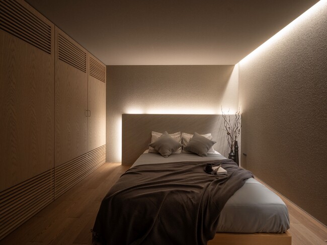 間接照明が優しく照らす美しい寝室