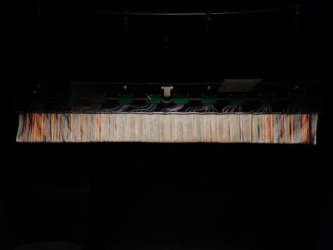 写真3 iOLED フィルム光源を織り込んだ西陣織 (15 ㎝×150 ㎝) 展