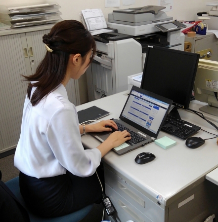 中部エリア担当営業社員が 名古屋駅前支店のバックオフィスにて勤務