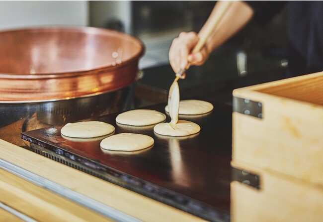 どらやき職人が真心込めて丁寧に焼いています。