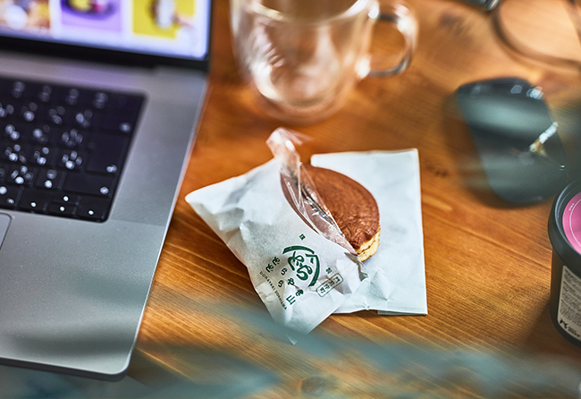 手を汚さず、ミシン目で真ん中から割って食べられる! 手を汚さず、ミシン目で真ん中から割って食べられる!