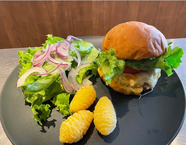 アンガス牛パティのチーズバーガー　1,024円