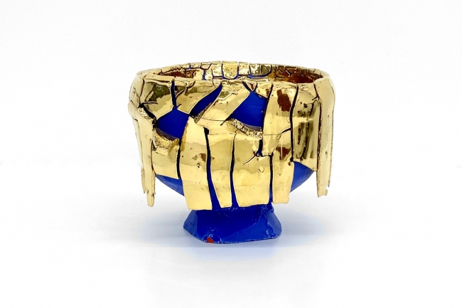 青化粧金彩梅華皮志野垸 Blue-slipped gold Kairagi Shino bowl ©Takuro Kuwata