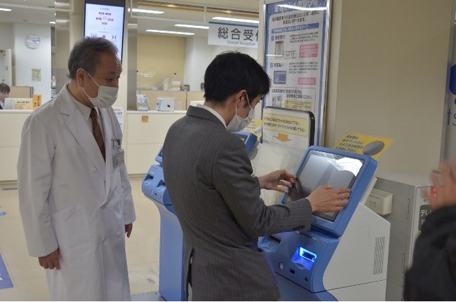 舞鶴共済病院の外来受付機に「NSG Purity(TM)」を貼付設置