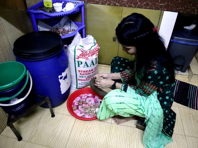 食事の支度を手伝う少女(野菜を切る様子) 食事の支度を手伝う少女(野菜を切る様子)