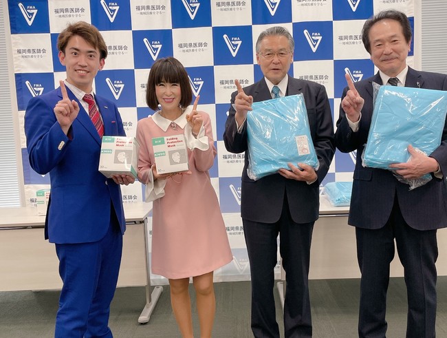 (中央)岩本CEOと蓮澤浩明医師会長 (中央)岩本CEOと蓮澤浩明医師会長