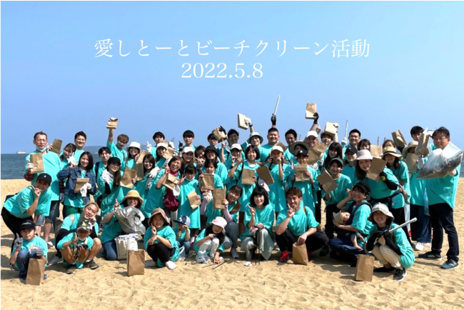 ビーチクリーン活動時の集合写真。スタッフの子供たちも参加して海岸の清掃活動を行いました