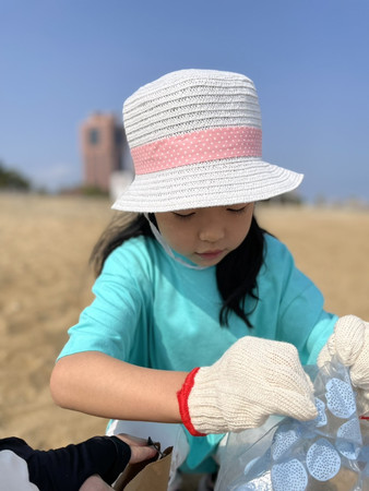 子ども達も一緒に海岸を掃除