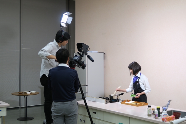 京都食の府民大学の動画撮影風景（食材別使い切りレシピ）