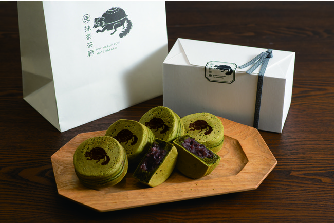 抹茶を練りこんだ自家製生地の今川焼です。箱入りの5ヶセットはお持たせにもお使いいただけます。 抹茶を練りこんだ自家製生地の今川焼です。箱入りの5ヶセットはお持たせにもお使いいただけます。