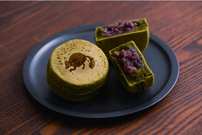 抹茶を練りこんだ自家製生地に6種類の餡をたっぷり入れております。 抹茶を練りこんだ自家製生地に6種類の餡をたっぷり入れております。