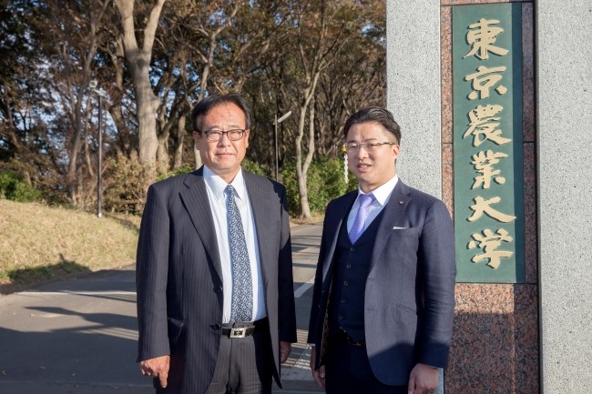 左：東京農業大学 上地由朗教授、右：ジェイフロンティア株式会社 代表取締役社長 中村篤弘