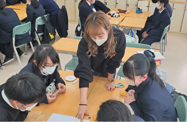 「自分たちに出来ること」について一緒に考える高校生と本学学生の様子 「自分たちに出来ること」について一緒に考える高校生と本学学生の様子