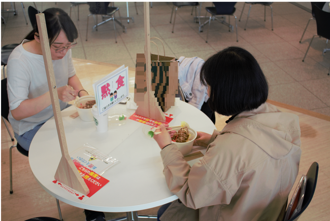 学生食堂提供の４００円弁当を楽しむ学生（７号館１階売店にて販売）