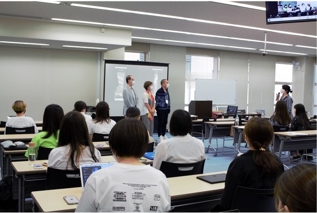 授業の最後に講師（左から馬場先生、峯島先生、大槻先生）にお礼を伝える外川智恵准教授