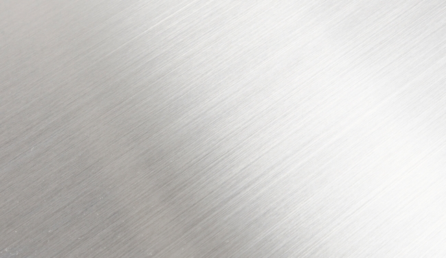 ヘアライン加工を施し、品のある落ち着いた質感を演出