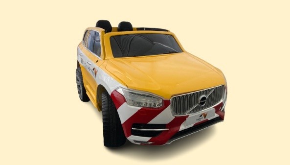 ▲黄色いパトカー型子供用 電動自動車の走行体験 ▲黄色いパトカー型子供用 電動自動車の走行体験
