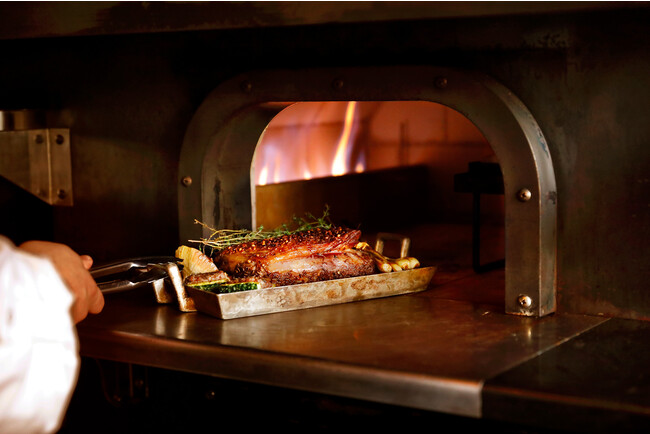 カウンターの中心にある窯 カウンターの中心にある窯