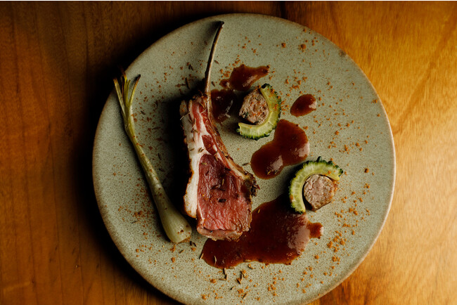 北海道産仔羊のハーブロティ ゴーヤのメルゲーズ&マンゴーとウコンのソース 北海道産仔羊のハーブロティ ゴーヤのメルゲーズ&マンゴーとウコンのソース