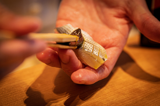 織織音寿司提供イメージ カウンター越しに職人が握る姿もお楽しみ頂けます。