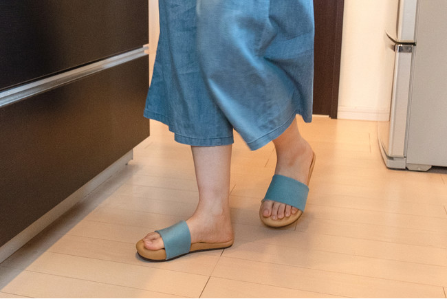 履くだけで足の筋力がアップ！？神戸の靴工房が開発した、“ながら時間”で効率よく足トレできる「足トレスリッパ『グーパー』」。｜株式会社ベルのプレスリリース