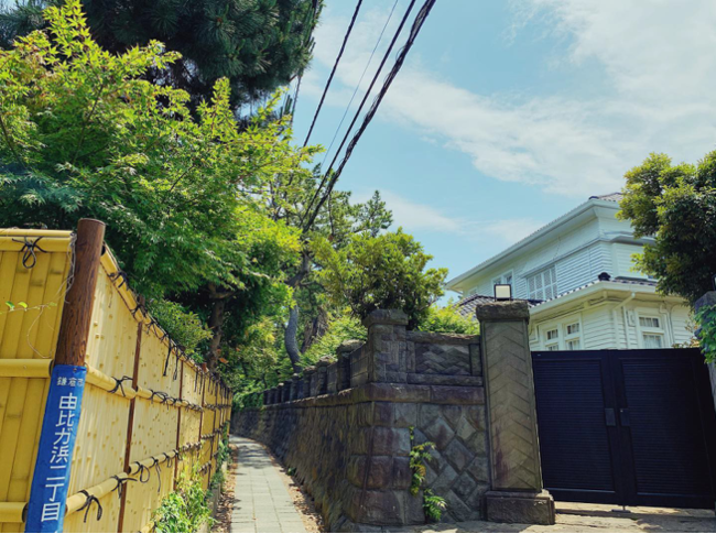 お店の前の道。⽯垣の壁沿いに路地の奥に進むとちょこんとGOKOTI YUIGAHAMAが現れます