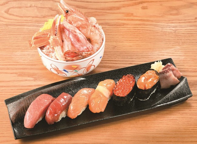 2週目出店の寿司店「数馬」とコラボ。握りの皿に、数馬自慢のクジラのさえずりのベーコンが添えられています。