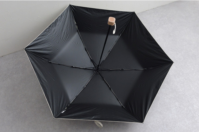 傘の内側はブラックの遮光生地を採用、直射日光からだけでなく地面や、壁面からの照り返しもカバーします。