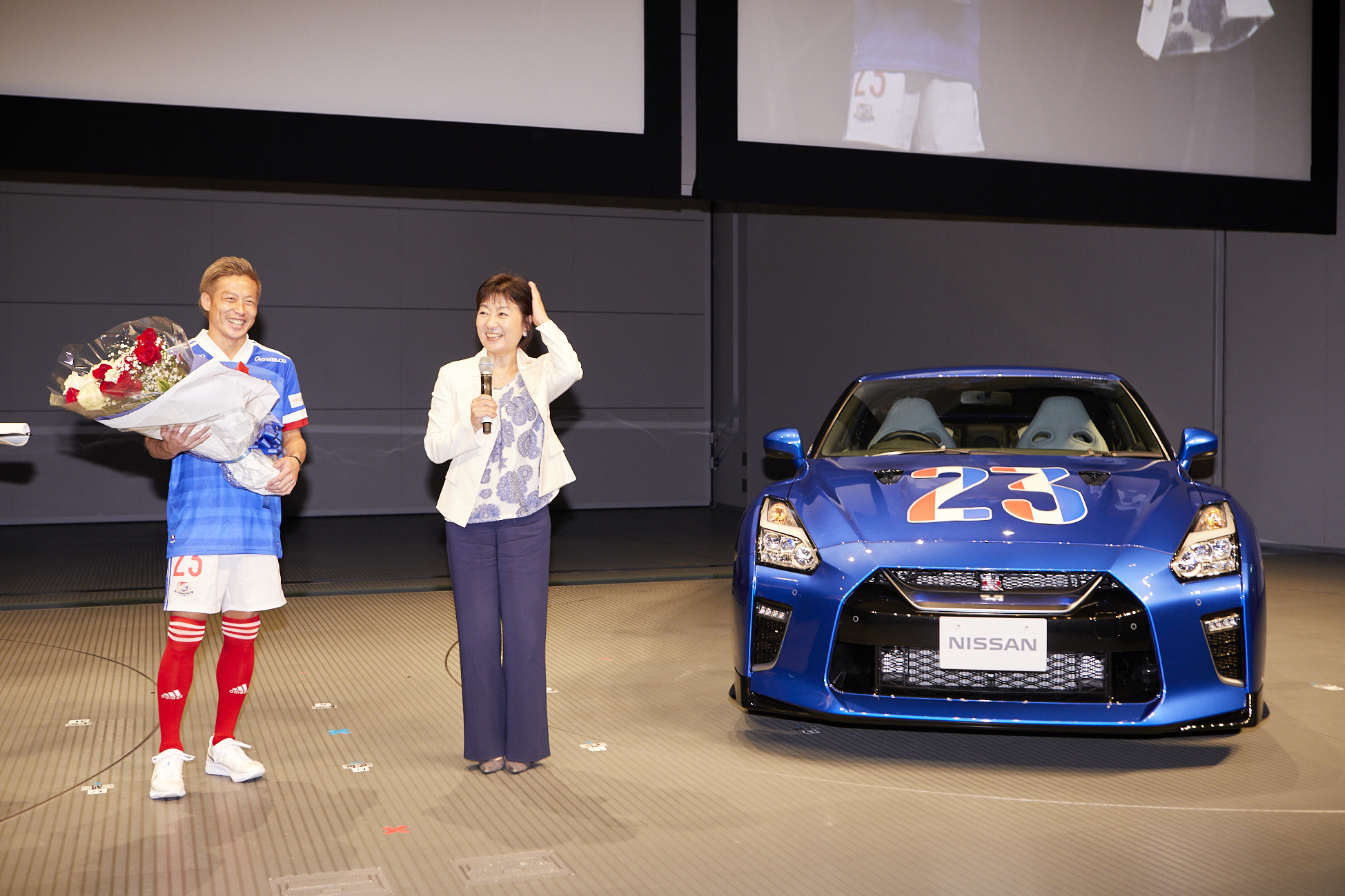 横浜f マリノス ハマのgt R こと仲川輝人選手のおねだりツイートにお応えし日産自動車からgt Rを贈呈 日産自動車 Nissan Gt R 贈呈式 日産自動車株式会社のプレスリリース