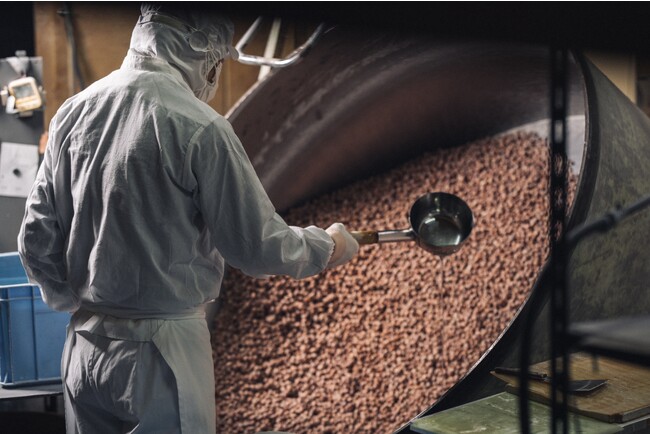 冨士屋製菓本舗の豆菓子を作る際の豆に粉をかけて生地を作る「粉巻き」 冨士屋製菓本舗の豆菓子を作る際の豆に粉をかけて生地を作る「粉巻き」