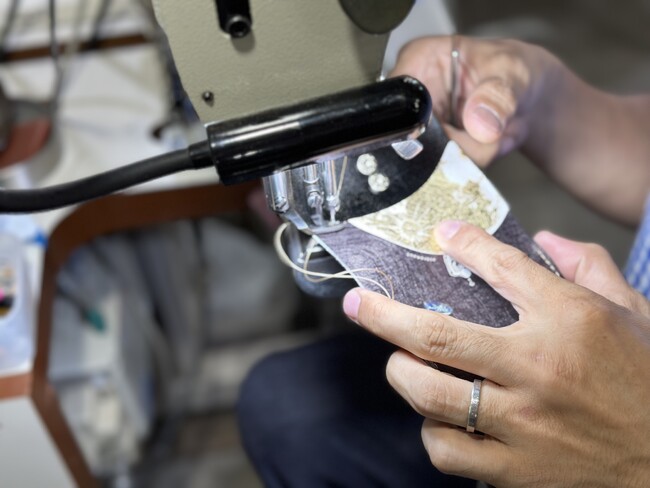 クアトロガッツの小さいふ。は一つずつ手作業 クアトロガッツの小さいふ。は一つずつ手作業