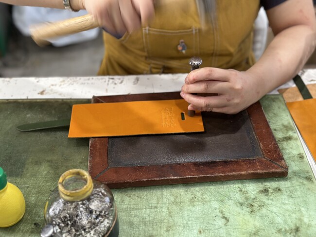 クアトロガッツの小さいふ。は一つずつ手作業 クアトロガッツの小さいふ。は一つずつ手作業