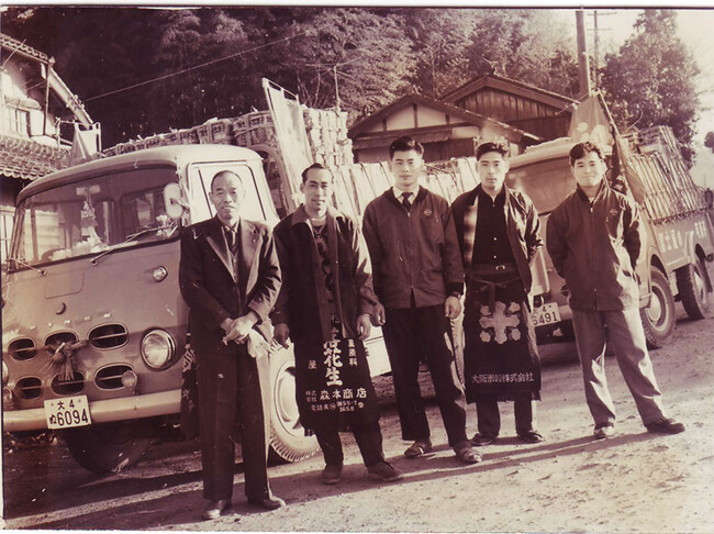 写真左端が冨士屋製菓本舗・初代、祖父の北野留三郎(きたのとめさぶろう) 写真左端が冨士屋製菓本舗・初代、祖父の北野留三郎(きたのとめさぶろう)