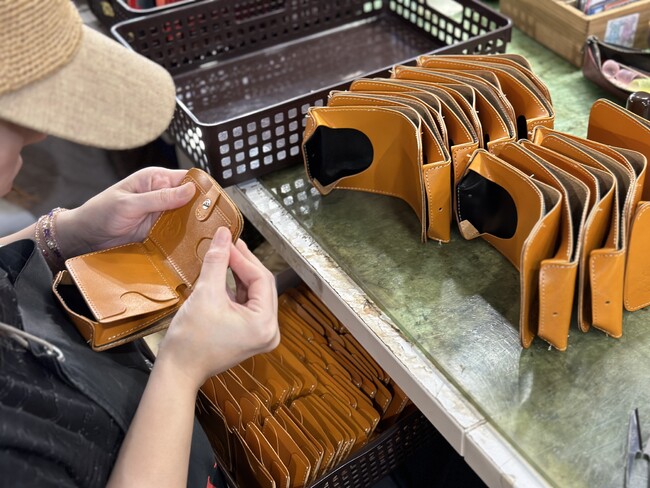 クアトロガッツの小さいふ。は一つずつ手作業 クアトロガッツの小さいふ。は一つずつ手作業