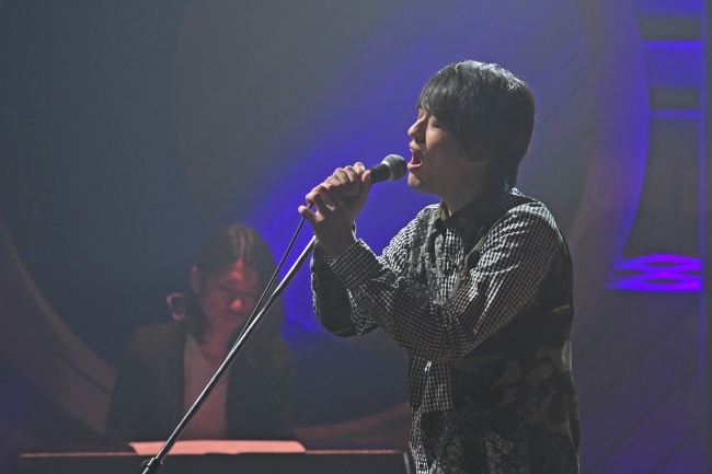 Tomi Yoとは、デビュー曲の、「始まりの街」をリアレンジ